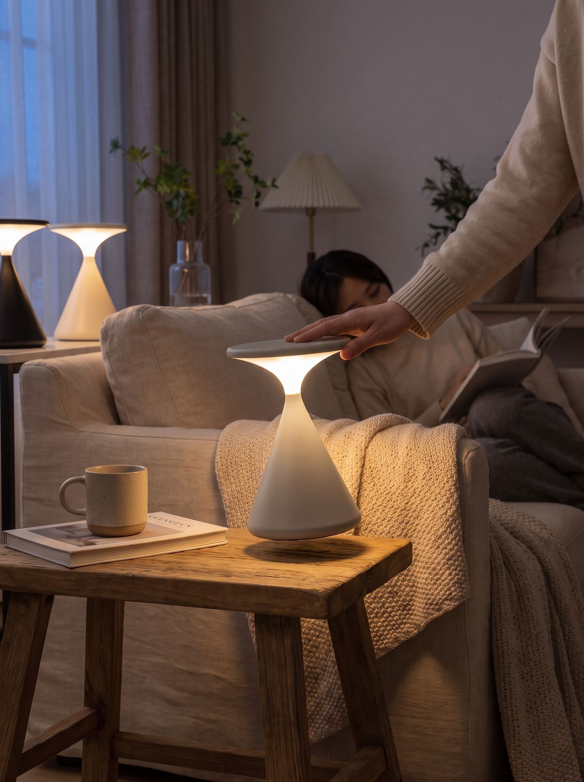 Aurora Hourglass Wireless Lamp lifestyle 3