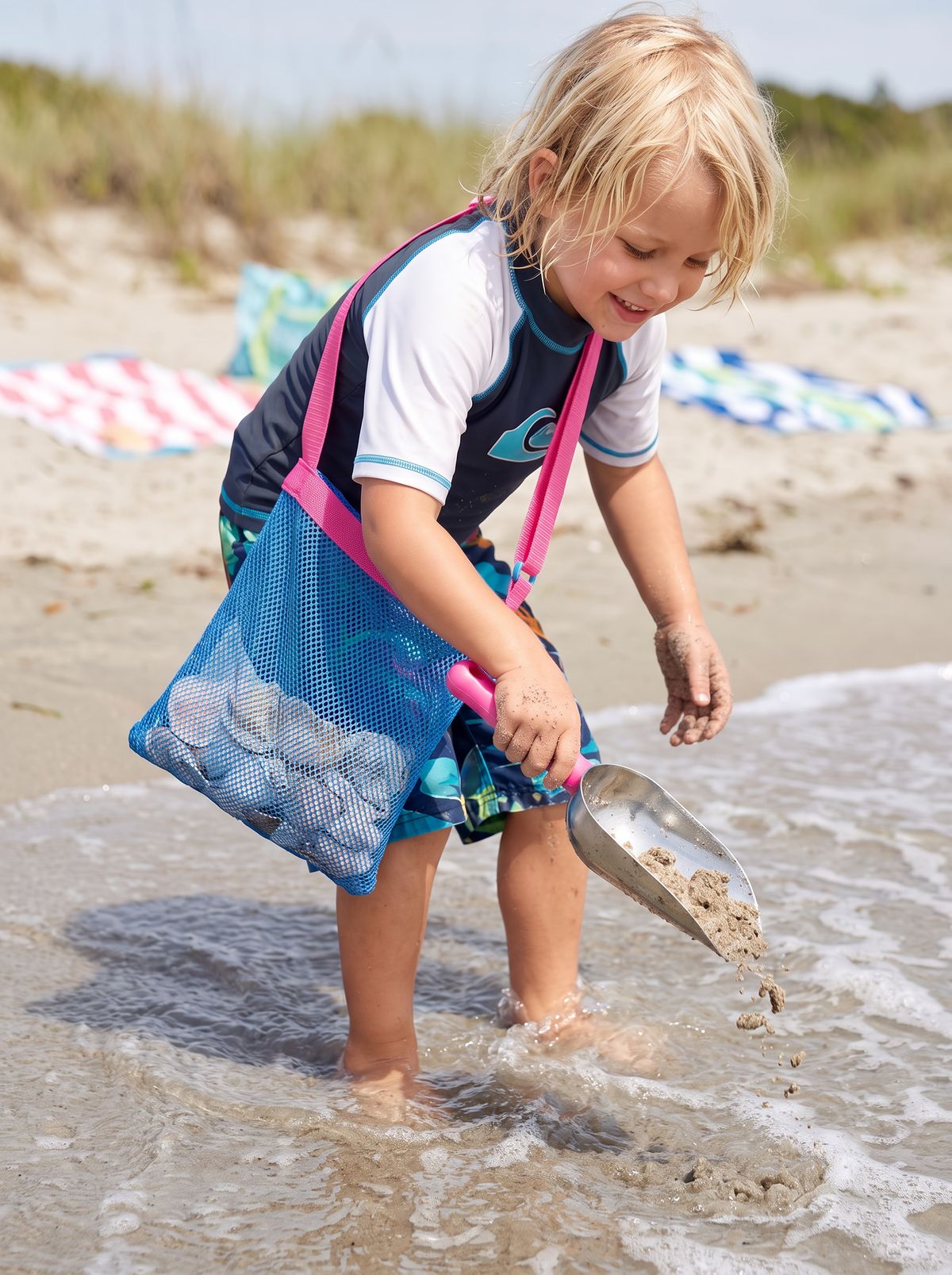Sand Sifter Shell Collector Set lifestyle 2