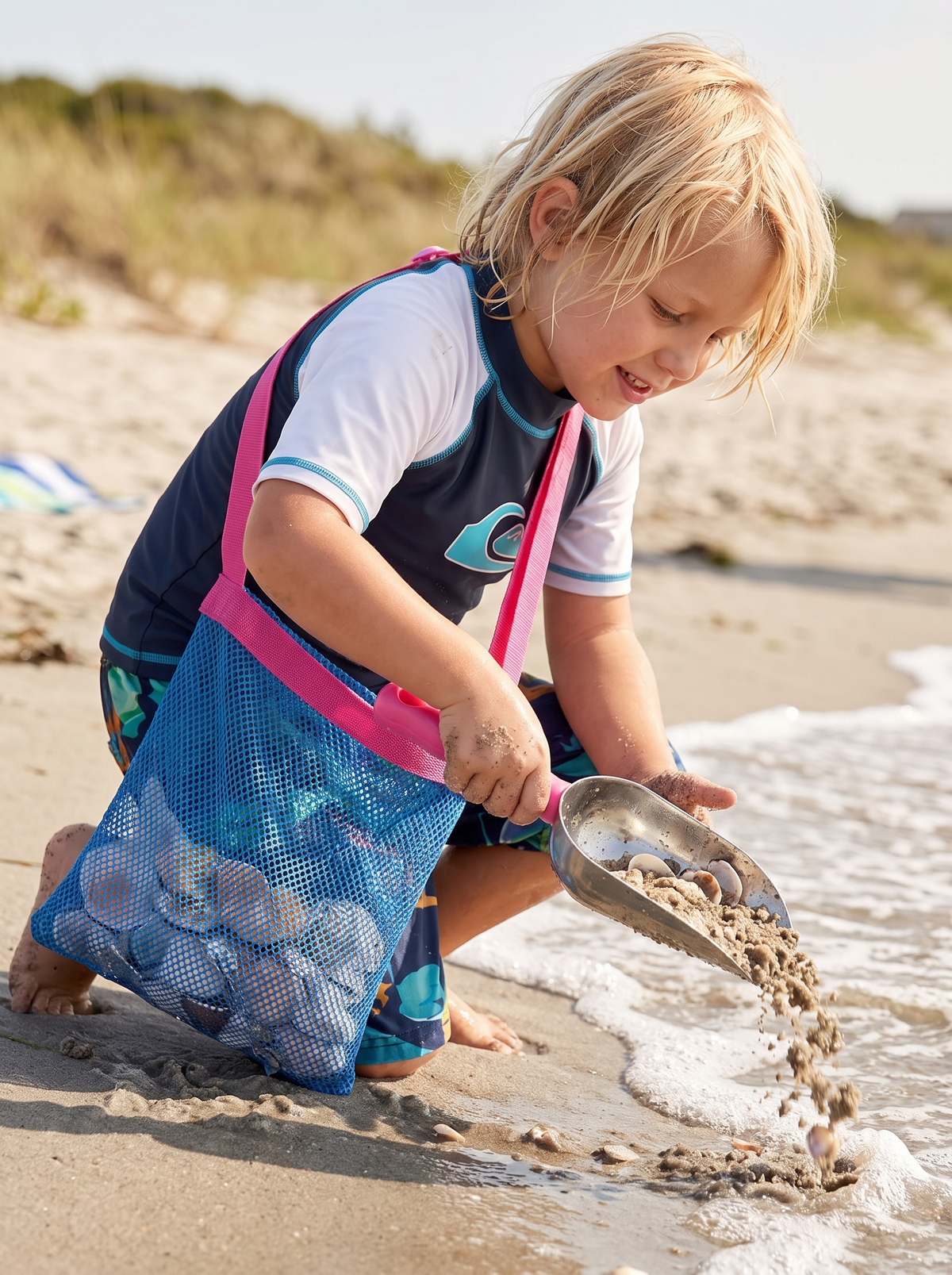 Sand Sifter Shell Collector Set lifestyle 1