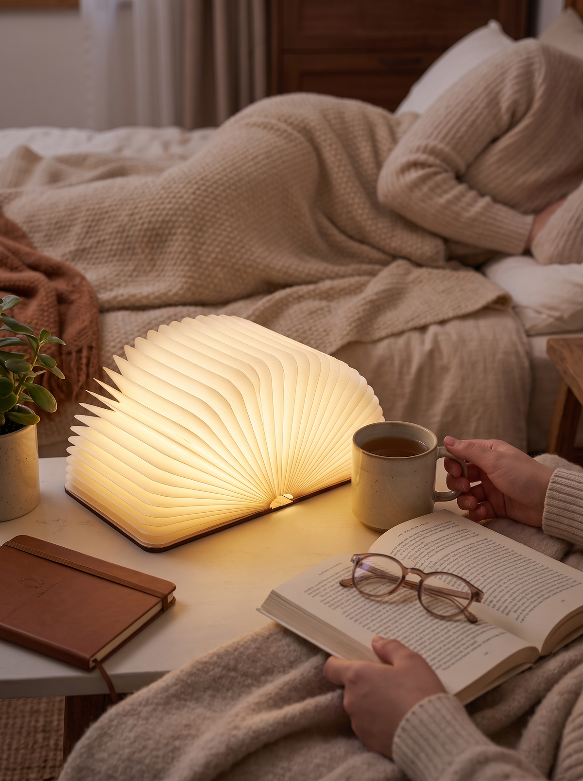 Lumibook Foldable Table Lamp lifestyle 2